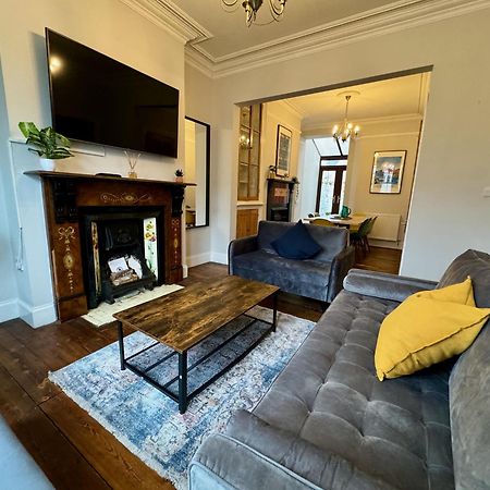 Large Citycentre Townhouse & Hot Tub, Pool Table And Offroad Parking Cardiff Eksteriør bilde