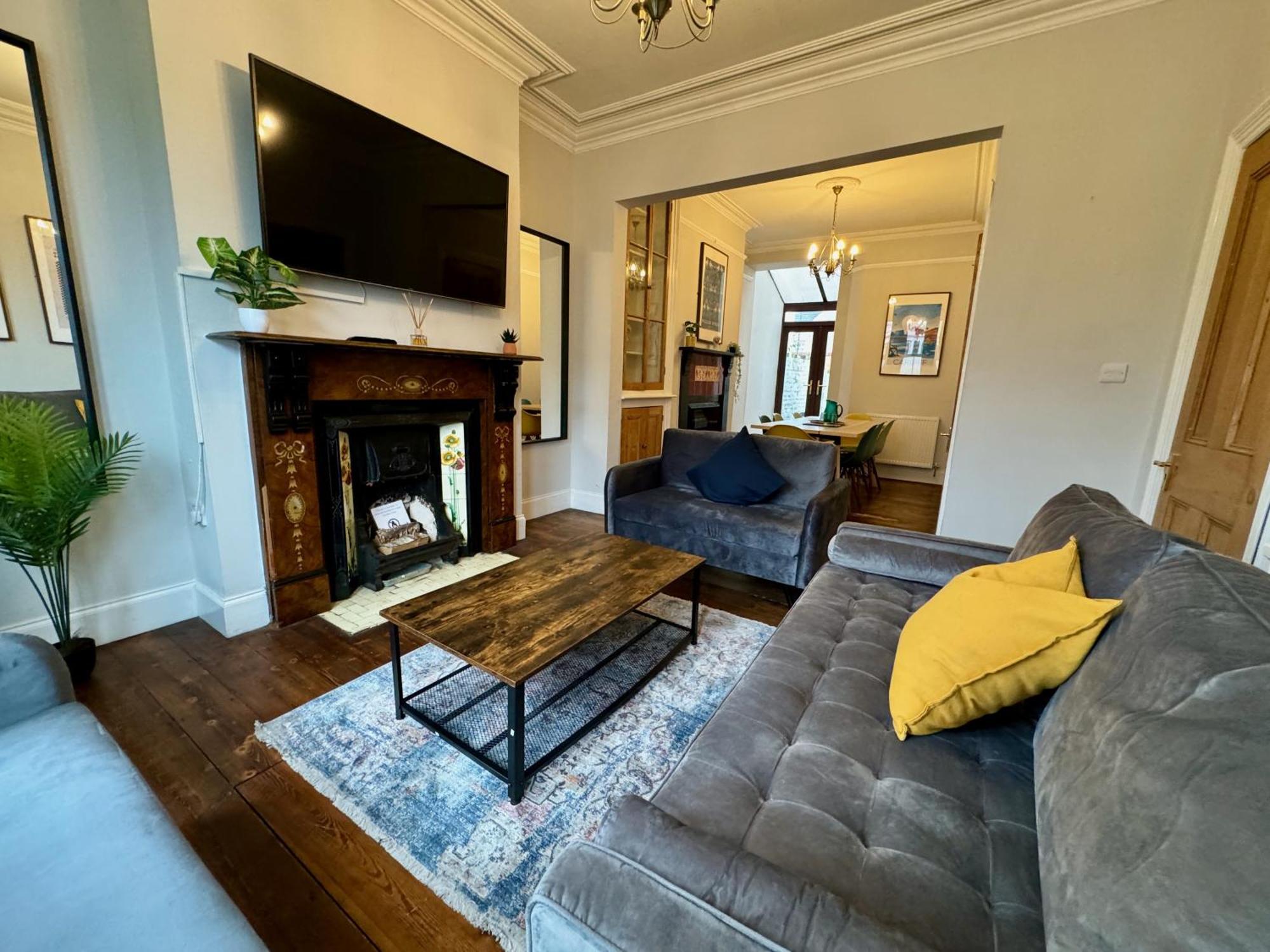 Large Citycentre Townhouse & Hot Tub, Pool Table And Offroad Parking Cardiff Eksteriør bilde