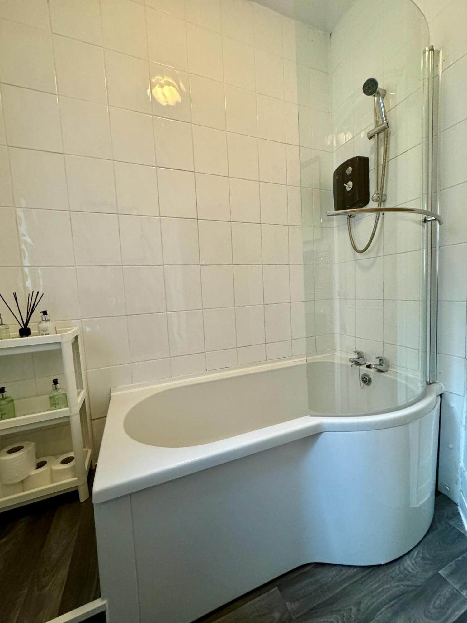 Large Citycentre Townhouse & Hot Tub, Pool Table And Offroad Parking Cardiff Eksteriør bilde