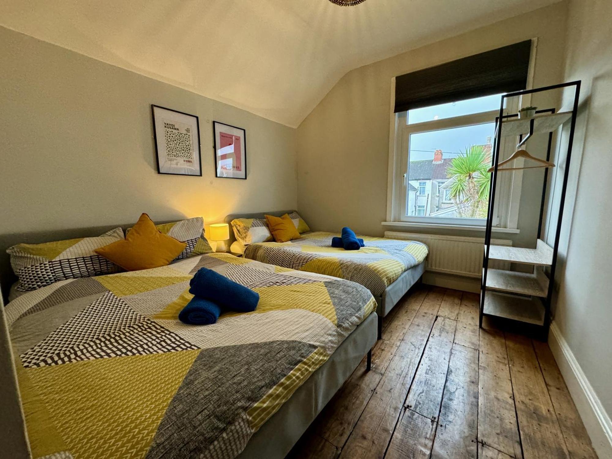 Large Citycentre Townhouse & Hot Tub, Pool Table And Offroad Parking Cardiff Eksteriør bilde