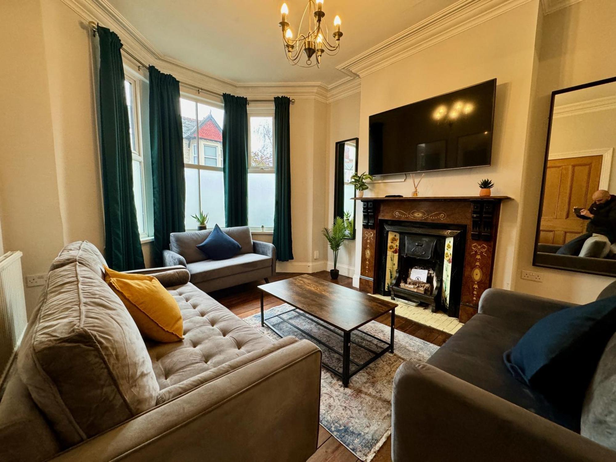Large Citycentre Townhouse & Hot Tub, Pool Table And Offroad Parking Cardiff Eksteriør bilde