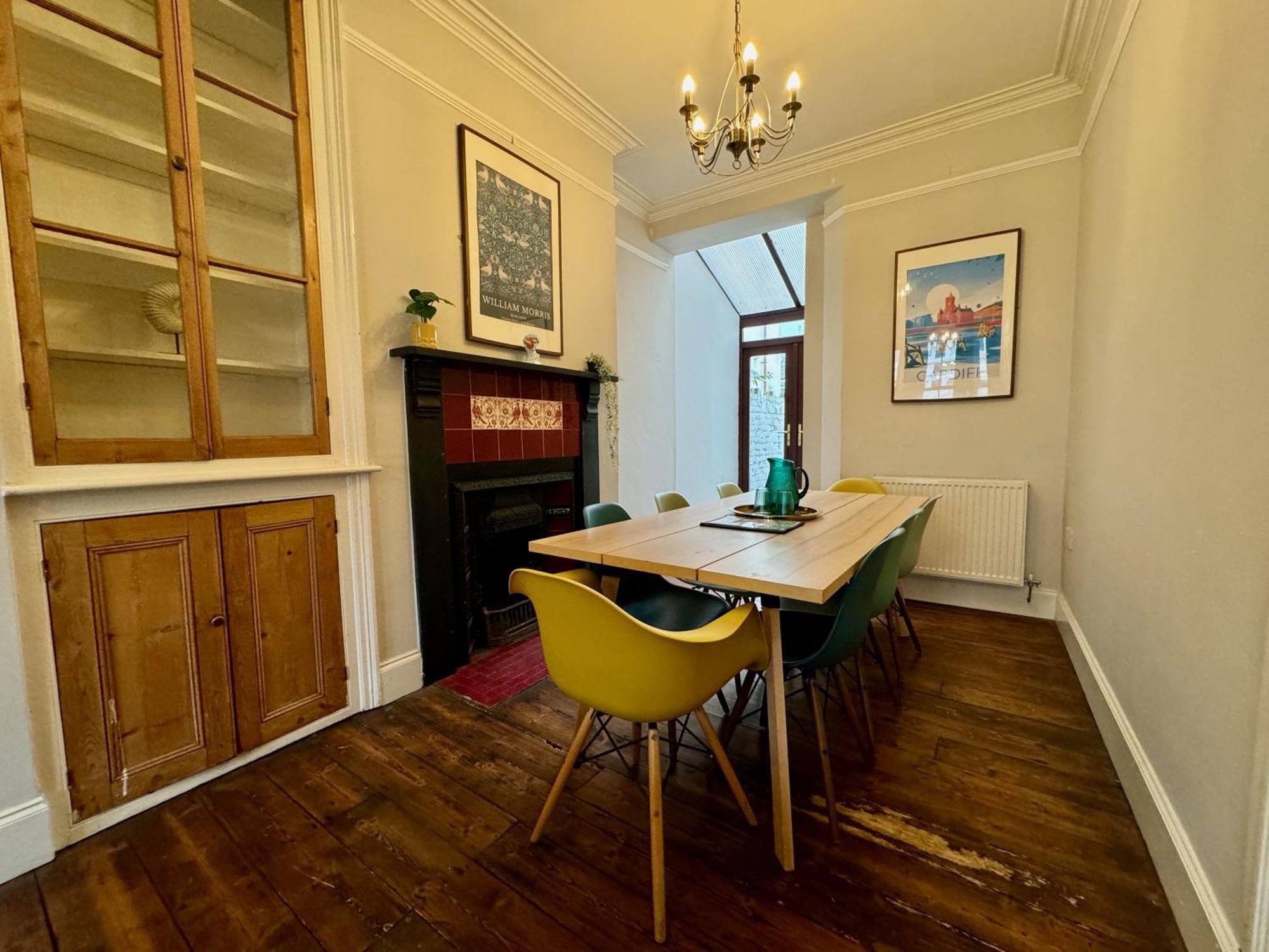 Large Citycentre Townhouse & Hot Tub, Pool Table And Offroad Parking Cardiff Eksteriør bilde