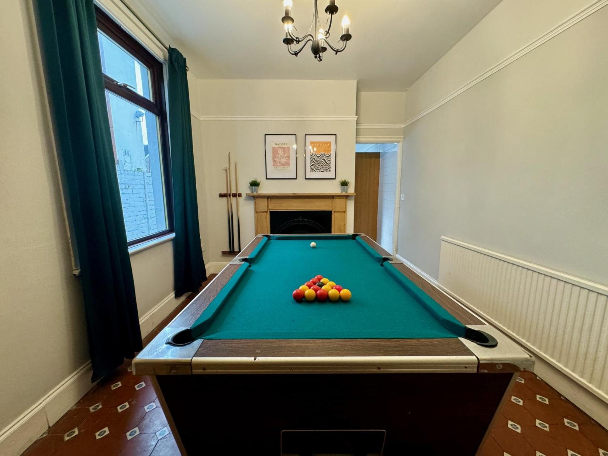 Large Citycentre Townhouse & Hot Tub, Pool Table And Offroad Parking Cardiff Eksteriør bilde